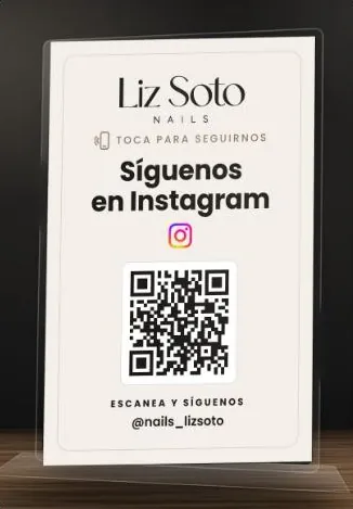 Hablador blanco de Liz Soto Nails: Síguenos en Instagram, con código QR.