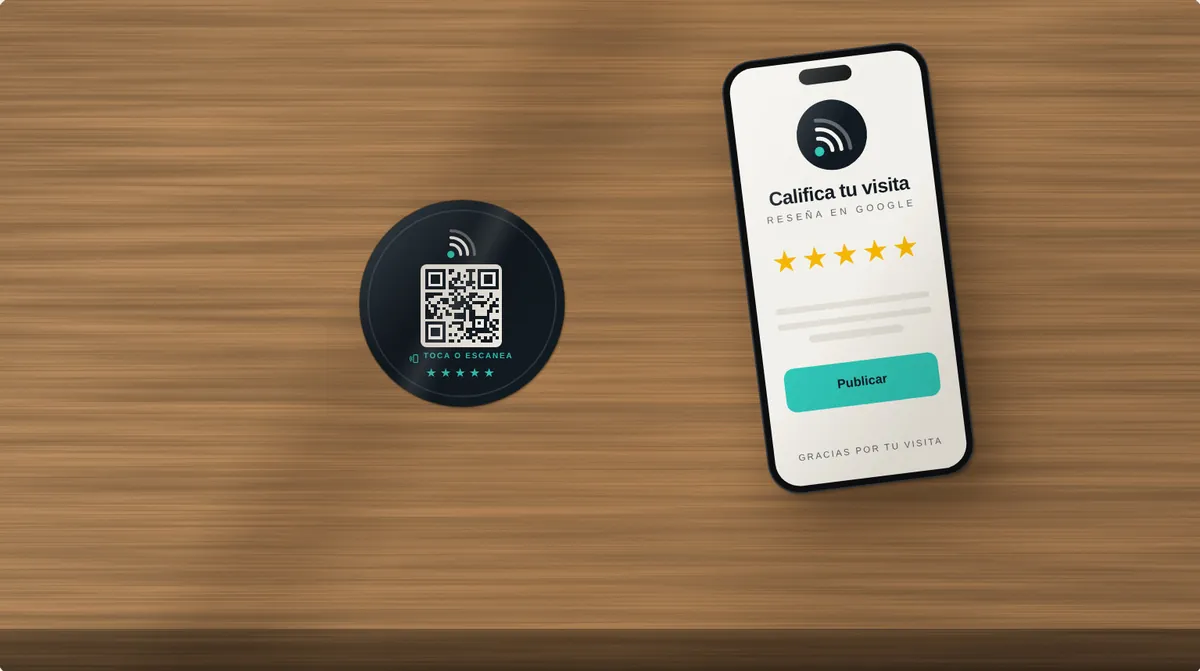 Foto del sticker redondo sobre una mesa de madera junto a un celular abierto en la página para calificar.